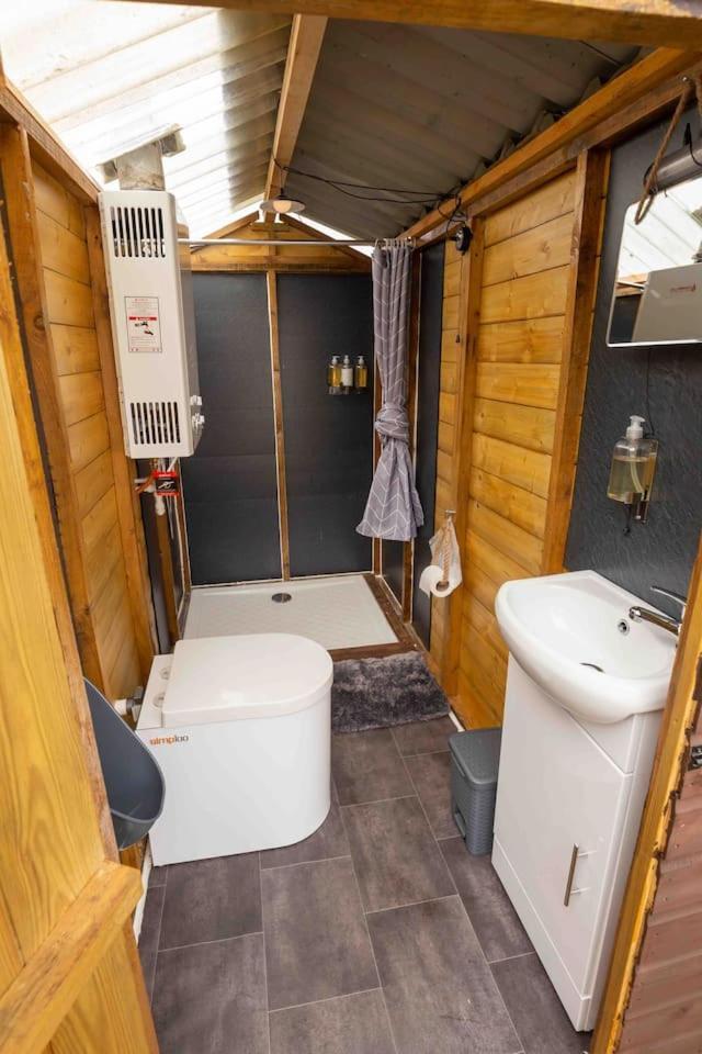 Roaches Retreat Family Glampsite, Rocky Reach Bell Tent With Outdoor Adventures And Campfire Nights Upper Hulme Esterno foto