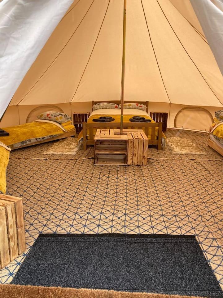Roaches Retreat Family Glampsite, Rocky Reach Bell Tent With Outdoor Adventures And Campfire Nights Upper Hulme Esterno foto
