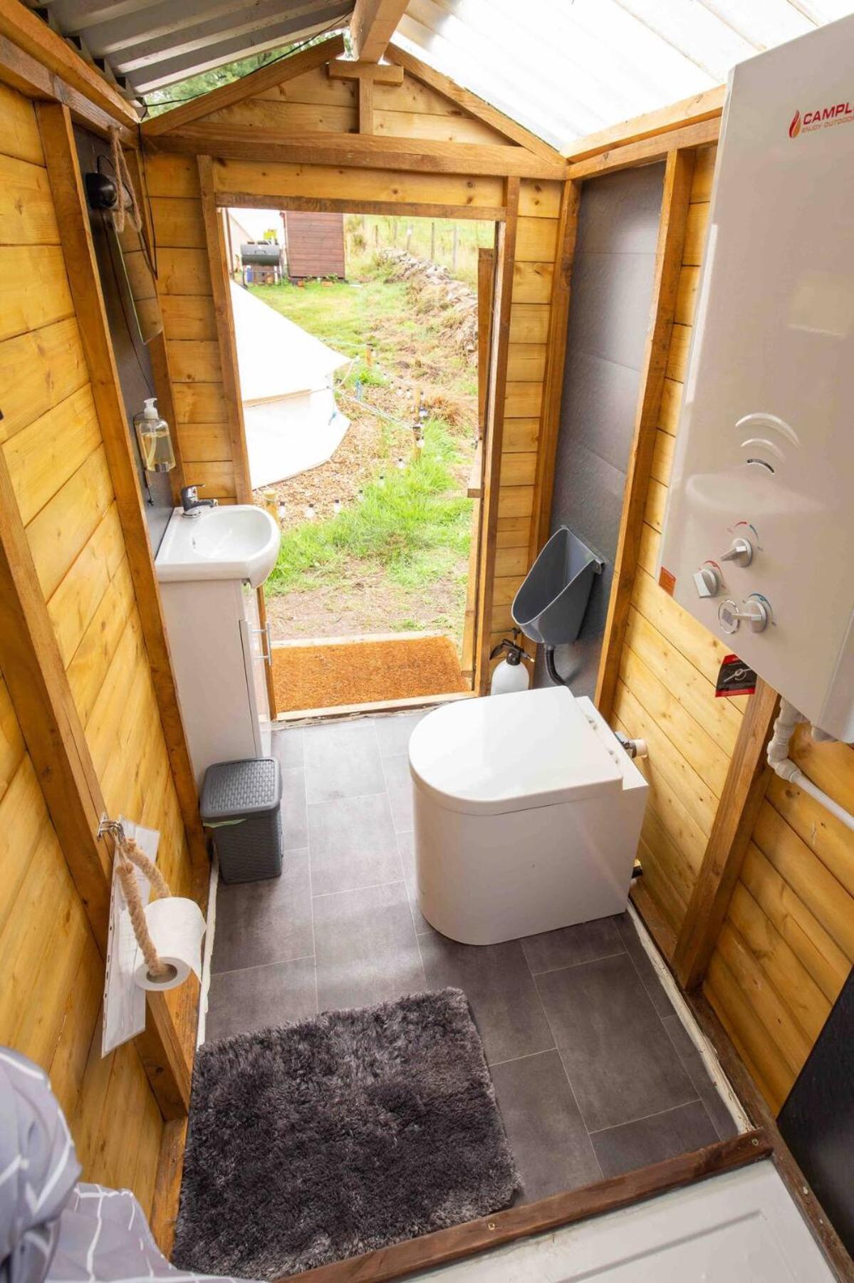 Roaches Retreat Family Glampsite, Rocky Reach Bell Tent With Outdoor Adventures And Campfire Nights Upper Hulme Esterno foto