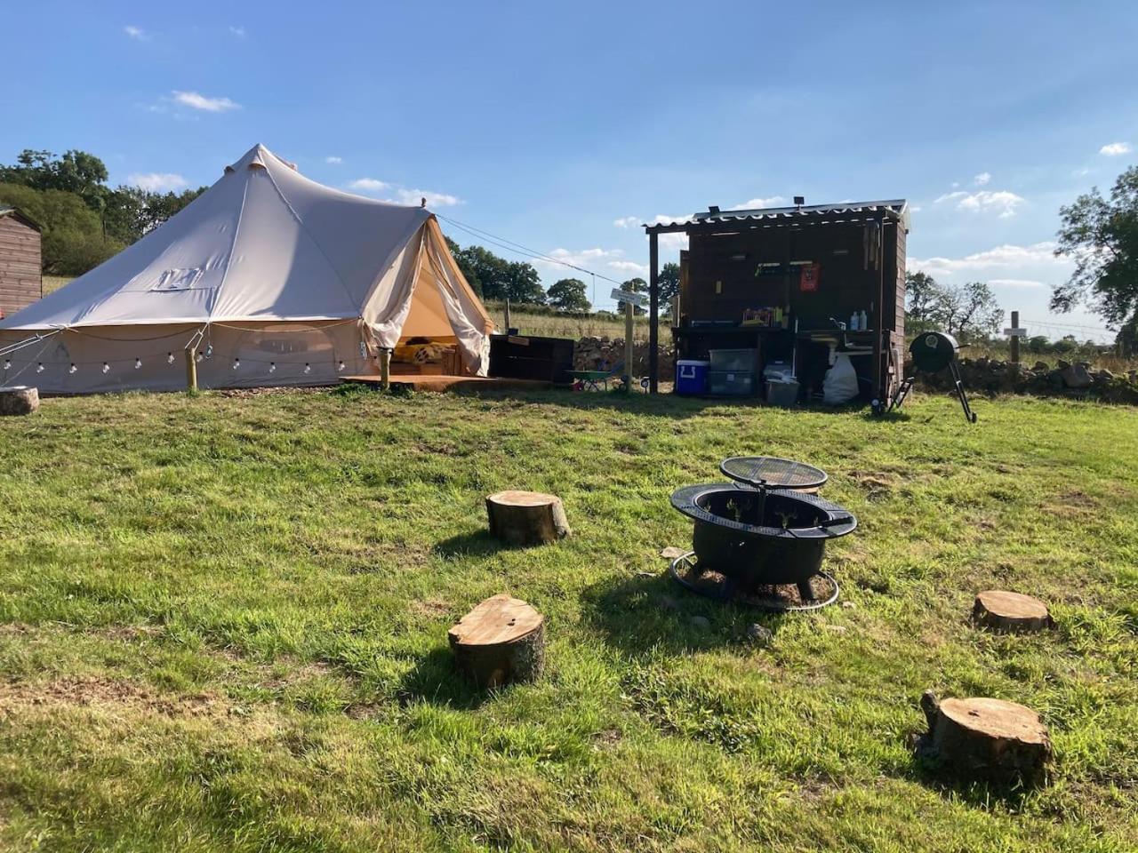 Roaches Retreat Family Glampsite, Rocky Reach Bell Tent With Outdoor Adventures And Campfire Nights Upper Hulme Esterno foto